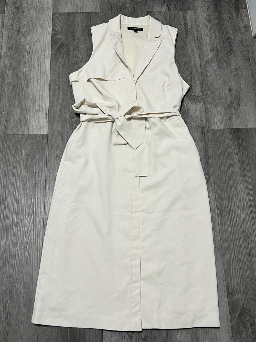 Banana Republic FactorySleeveless Trenchcoat
Dress Off White/Stone preppy/size 8